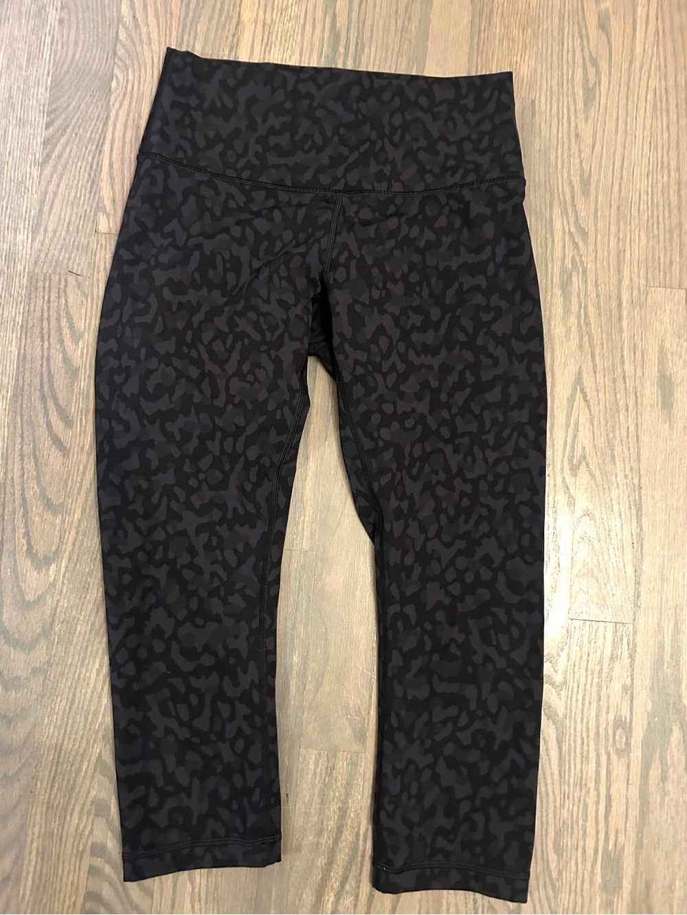 Lululemon Wunder Under Crop (High-Rise) Full-On Luxtreme 21"- black leopard